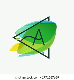 Letra A logo en marco triangular con fondo de color de agua de hojas verdes. Tipo de ecología vectorial para etiquetas botánicas, titulares de paisajes, afiches de reciclaje, tarjetas orgánicas, etc.