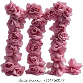 A letra "M" é artisticamente retratada usando um arranjo visualmente impressionante de numerosas rosas cor-de-rosa, criando uma composição floral única.