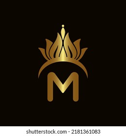 Logo De La Letra M Crown. Logotipo de corona en el diseño de la plantilla de vectores de letras M.
