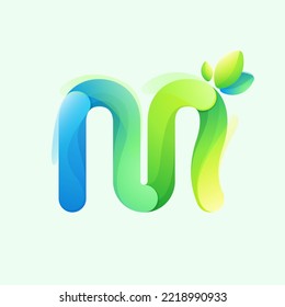 Logo de la letra M eco con líneas degradadas con hoja verde. Icono respetuoso con el medio ambiente hecho de piezas superpuestas. Perfecto para el arte agrícola, diseño de aplicaciones de reciclaje de residuos, empaque saludable de alimentos.