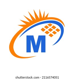 Buchstabe M Design des Logos für Solarzellen oder Solarpaneele. Buchstabe M Logo mit Solareinrichtungen, Sonnenschutz, Sonnenschutzgitter