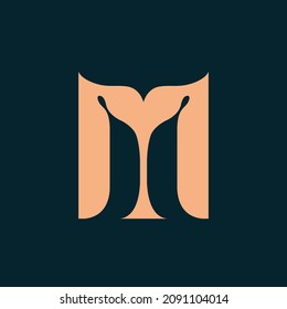 Buchstabe M Logo. Dekoratives typografisches Symbol einzeln auf dunklem Hintergrund. Alphabet anfänglich. Großartiges Zeichen. Modernes Design, elegantes Schriftsymbol.