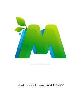 Letra M logotipo formado por fita com folhas e gotas. Estilo da fonte, elementos vetoriais para cartazes, camisetas e cartões.