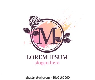Logo de la letra M en monograma. Estilo circundante floral con bonitas rosas. Diseño de iconos femeninos.