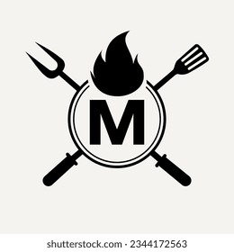 Logo del restaurante Letter M con la horquilla de la parrilla e icono de la espátula. Símbolo de parrilla caliente