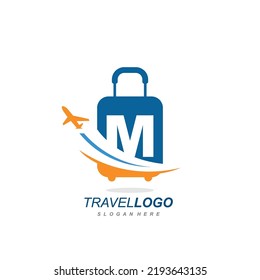 letra M con la plantilla de vector del logotipo de la bolsa de viaje de la maleta. logotipo para etiquetas de viaje, turismo, afiches de viaje, identidad de vías aéreas y transporte tecnológico