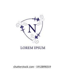 Plantilla de diseño inicial del logotipo de la letra N. Aislado sobre fondo blanco. Escudo floral decorativo con adorno de flores de Lily. Tema De Color Violeta Púrpura.