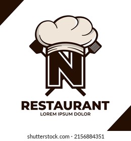 Letter N Chef hat Logo-Design-Illustration, Restaurant-Café-Logo einzeln auf weißem Hintergrund