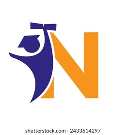 Diseño de Logo de Letter N Education. Símbolo De Graduación Con El Icono De Papel De Graduación Humano Que Sostiene