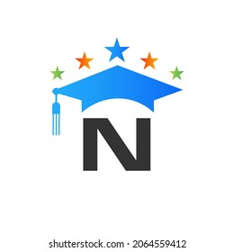 Concepto De Título De Graduación Inicial Del Logo De La Carta N Educación. Plantilla de diseño de logotipo educativo con plantilla de vectores de sombreros graduados de N carta