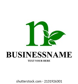 Letra n Plantilla inicial del logotipo del vector natural. Diseño con hoja y color verde