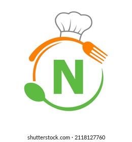 Logo De La Letra N Con Sombrero De Chef, Cuchara Y Logo De La Horquilla Para Restaurante. Logotipo De Restaurante Sobre La Letra N Spoon Y El Concepto De Horquilla