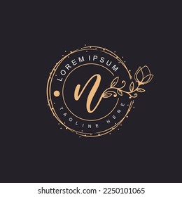 diseño del logotipo de escritura a mano floral con el logotipo de la letra N. logotipo para mujeres salón de belleza masaje cosmético o marca de spa