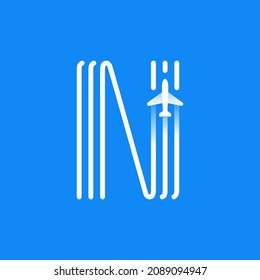 El logotipo de la letra N está hecho de tres líneas paralelas con un icono de plano. Emblema vectorial para una aplicación de viajes, identidad de la compañía de aviones a reacción y publicidad de envío.