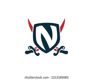 Logo De La Letra N Shield Con Dos Espadas Cruzadas. Ilustración vectorial creativa de energía, lealtad y seguridad.