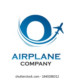 Letra o con la ilustración de la plantilla del logotipo del avión. adecuado para el transporte, marca, viajes, agencia, web, etiqueta, red, marketing, etc