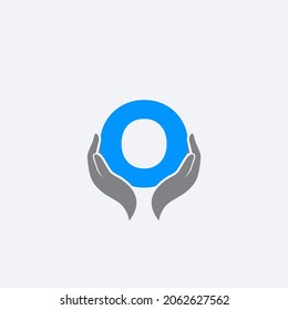 diseño del logotipo de la letra O de las manos solidarias