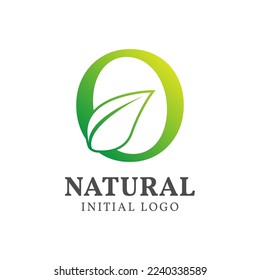 letra O con diseño de logo de vector inicial natural hoja