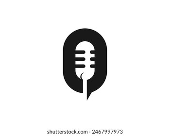 Letra O y Podcast o diseño de logotipo de radio usando micrófono y burbuja chat o hablar icono