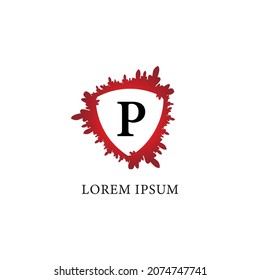 Plantilla de diseño del logotipo del alfabeto P de la letra. Esplandor de sangre con forma de escudo en el medio. Aislado sobre fondo blanco. Concepto inicial del logo de abjad. Seguros, Protección, horror, seguridad.