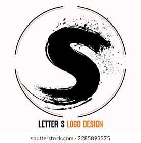 símbolo de trazo de pintura de letras S, S Brush Stroke Letter Design. Icono de la letra del logotipo de pintura negra con diseño vectorial elegante. Logo de la letra de garabato S