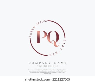 Letra PQ Logo de escritura manual inicial con firma y estilo dibujado a mano.