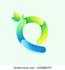 Logo de la carta Q eco con líneas degradadas con hoja verde. Icono respetuoso con el medio ambiente hecho de piezas superpuestas. Perfecto para el arte agrícola, diseño de aplicaciones de reciclaje de residuos, empaque saludable de alimentos.