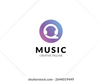 Letra Q gradiente logotipo de música com fone de ouvido para sua marca