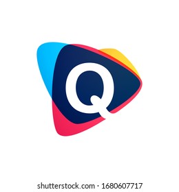 Logo des Buchstaben Q in Form eines dynamischen Dreiecks. Vektorillustration Icon ideal für Sportaufkleber, Poster und lebendige Identität, etc.
