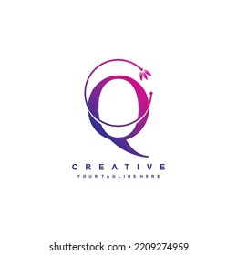 Buchstabe Q Logo Vorlage mit blauen und violetten Farbverlauf-Farben mit Blumenverzierungen und kreisförmigen Linien. Elegantes und luxuriöses Logo-Design für Buchstaben Q. schöner Buchstabe Q Logo-Vektor. Icon Q