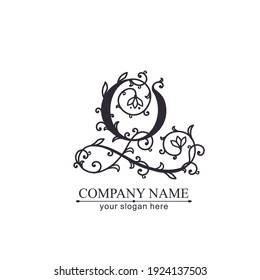 Letter Q logo template. Monnogram, delicate floral design. Personal logo. Vector design.