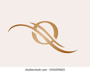 Logo de la carta Q.Icono decorativo creativo tipográfico aislado en fondo ligero.Icono de la inscripción dorada para belleza, spa, elegante marca de lujo.Alfabeto inicial.Elementos de líneas ornamentales.Forma de carácter.