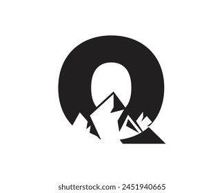 Letra Q Logo de Mountain. Plantilla Minimalista Alfabeto Diseño de Vector	