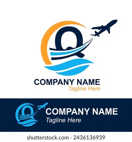 Letra Q con logotipo de Onda y Avión Volador para Agencia de Viajes. Logotipo de diseño vectorial para etiqueta de transporte de viajes, turismo, publicidad de la compañía de vuelos