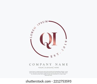 Letra QI Logo de escritura manual inicial con firma y estilo dibujado a mano.
