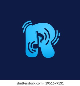 Logo de la letra R con nota musical. Icono de estilo de espacio negativo vector para la empresa Sound media, revista Audio, afiche de canción y baile.