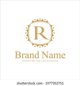 Letter R Vector Logo in Gold which has  Characteristics and visual appearance like a Royal King 
