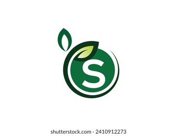 Plantilla vectorial de diseño del logotipo de la hoja verde de la letra S. Logo de la hoja de crecimiento natural de la letra S