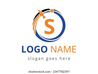 Letra S Hammer Logotipo Concepto Para Construcción, Plantilla De Vector De Símbolos De Reparación De La Compañía De Madera.  Logo vectorial moderno para el negocio de la construcción e identidad de la empresa