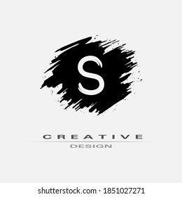 Logotipo de la letra S con elementos de pincel y bandeja. Diseño del logotipo de la letra S del pincel escrito a mano. Plantilla creativa adecuada para empresa, logotipo, emblema, monograma, joyería, cosmética, nombre de marca.