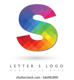 Concepto de diseño del logotipo de la letra S en relleno de motivos de mosaico arcoiris y fondo blanco