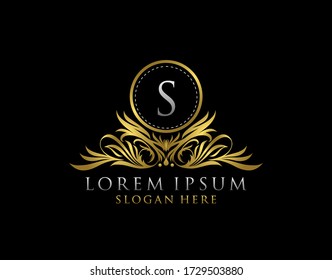 Letter S Luxury Logo. Monogram Designelemente, eine anmutige Vorlage. Kalligrafisch elegantes Plakatdesign. Geschäftszeichen für Royalty, Letter Stamp, Boutique, Café, Hotel, Heraldic, Juwelier, Hochzeit.