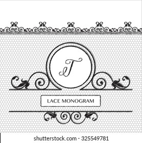 Monograma de encaje negro de la letra T, cosido sobre fondo de tul sin fisuras con borde floral de estilo antiguo. Formato vectorial EPS10.