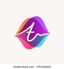 Letra T con concepto de diseño de logotipo de ondas de sonido de transparencia. Icono vector perfecto para usar en cualquier etiqueta electrónica de audio, afiches de música, identidad dj, etc.