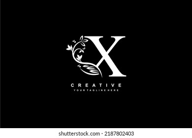 diseño del logo de la letra X con flores, hojas y plumas en un estilo hermoso y elegante. monograma X. tipografía X. logotipo X inicial. adecuado para viajes de negocios, bodas, boutique, empresa, hotel, etc