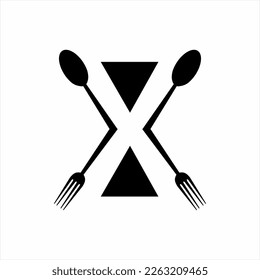 Diseño del logotipo de la letra X con cuchara y tenedor. Se puede usar para cafés, restaurantes, decoración y logotipos de negocios de comida.