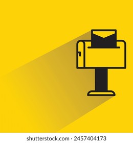 icono de buzón con sombra sobre fondo amarillo