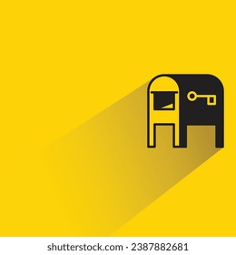 buzón con sombra sobre fondo amarillo