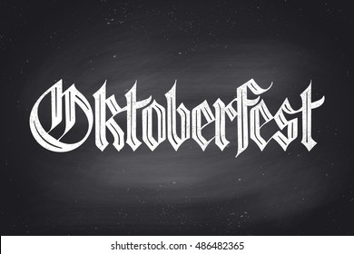 El festival de cerveza Oktoberfest. Carteles dibujados a mano de tipografía gótico en pizarra para menú de bar, tema de la impresión de camisetas y temas de cerveza. Diseño de la celebración de Oktoberfest. Ilustración vectorial