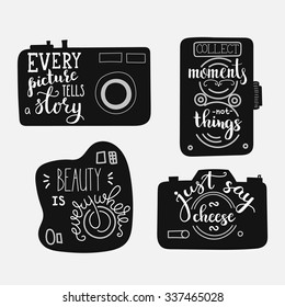 Lettering no conjunto de forma de câmera antiga vintage. Citação estilo caligrafia sobre fotografia. Cada foto conta uma história. A beleza está em toda parte. Colecione momentos, não coisas. Apenas diga “xis “. Motivação fotográfica.